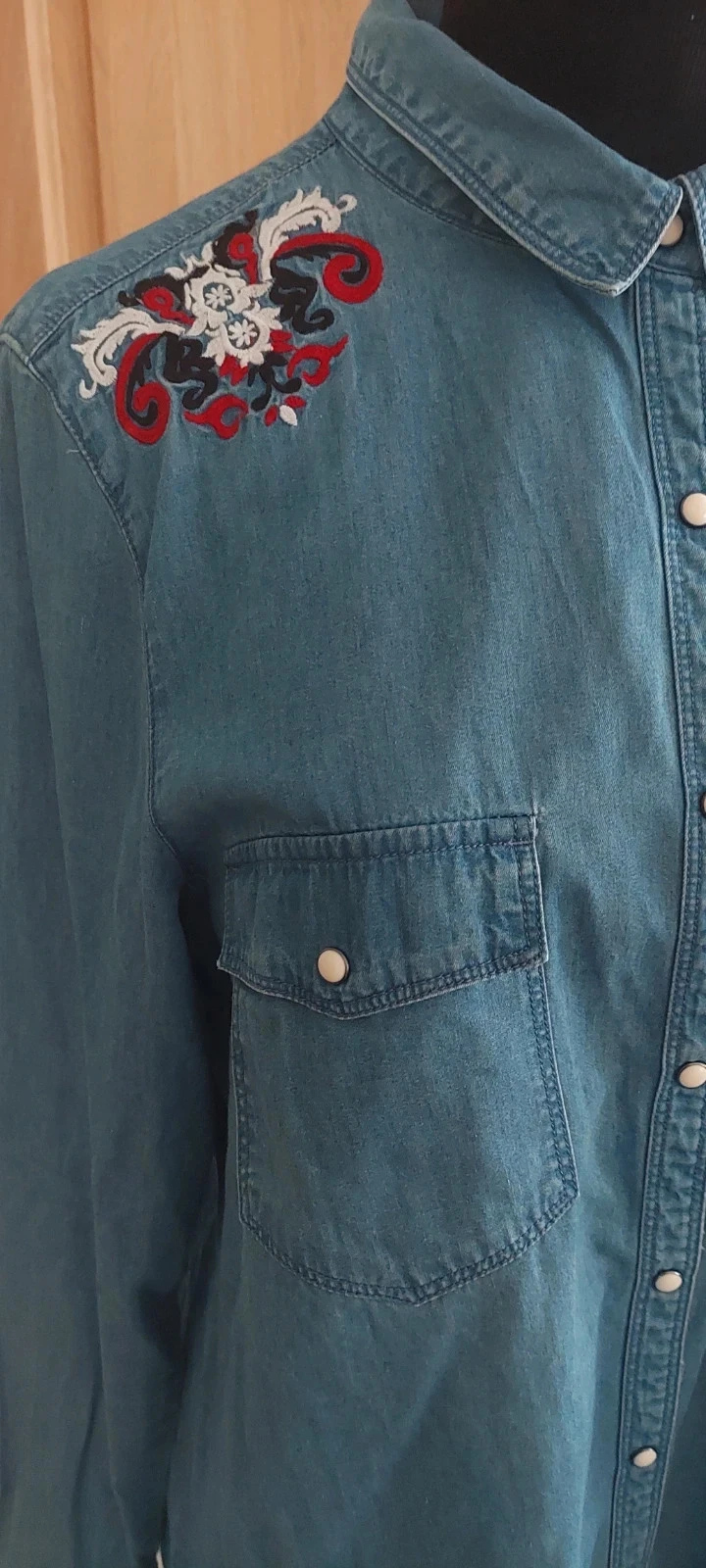 Chemise en jean Divided H&M bleue avec broderies - Taille 44-XL – photo 2